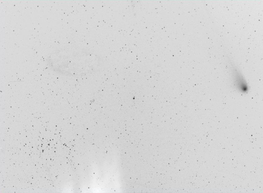 Dal 6 maggio 2004 la cometa C/2001 Q4 (NEAT - Near Earth Asteroid Tracking) era visibile a occhio nudo dopo il tramonto, volgendo lo sguardo verso Ovest, nella costellazione del Cancro; nella seconda parte del mese la cometa si è poi spostata nella costellazione dell'Orsa Maggiore. Nell'immagine la cometa è ripresa a Santa Colomba (TN) con camera Baker-Schmidt f=200 mm, f/1.65, pellicola Kodak 2415 ipersensibilizzata, tempo di posa 3 minuti. (foto Ochner)