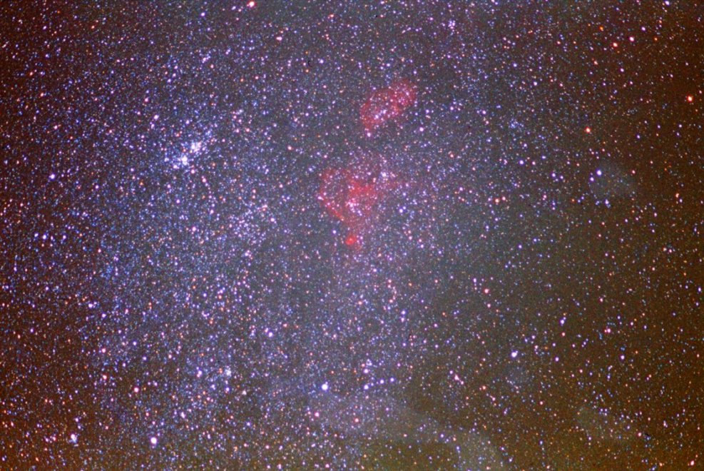 Il doppio ammasso nella costellazione del Perseo e la nebulosa di Cassiopea, riprese dal Rifugio Vioz (Trentino-Alto Adige, 3535 m/s.l.m.) nel luglio del 2004 con obiettivo f=105 f/1.8, pellicola E200, tempo di posa 9 minuti. L'ammasso stellare è un gruppo di stelle attratte tra loro dalla forza di gravità. I due ammassi del Perseo, distanti circa 7.500 anni luce dalla Terra, sono agglomerati di stelle giovani (hanno infatti circa 10 milioni di anni) e migliaia di volte più luminose del Sole. (foto Ochner)